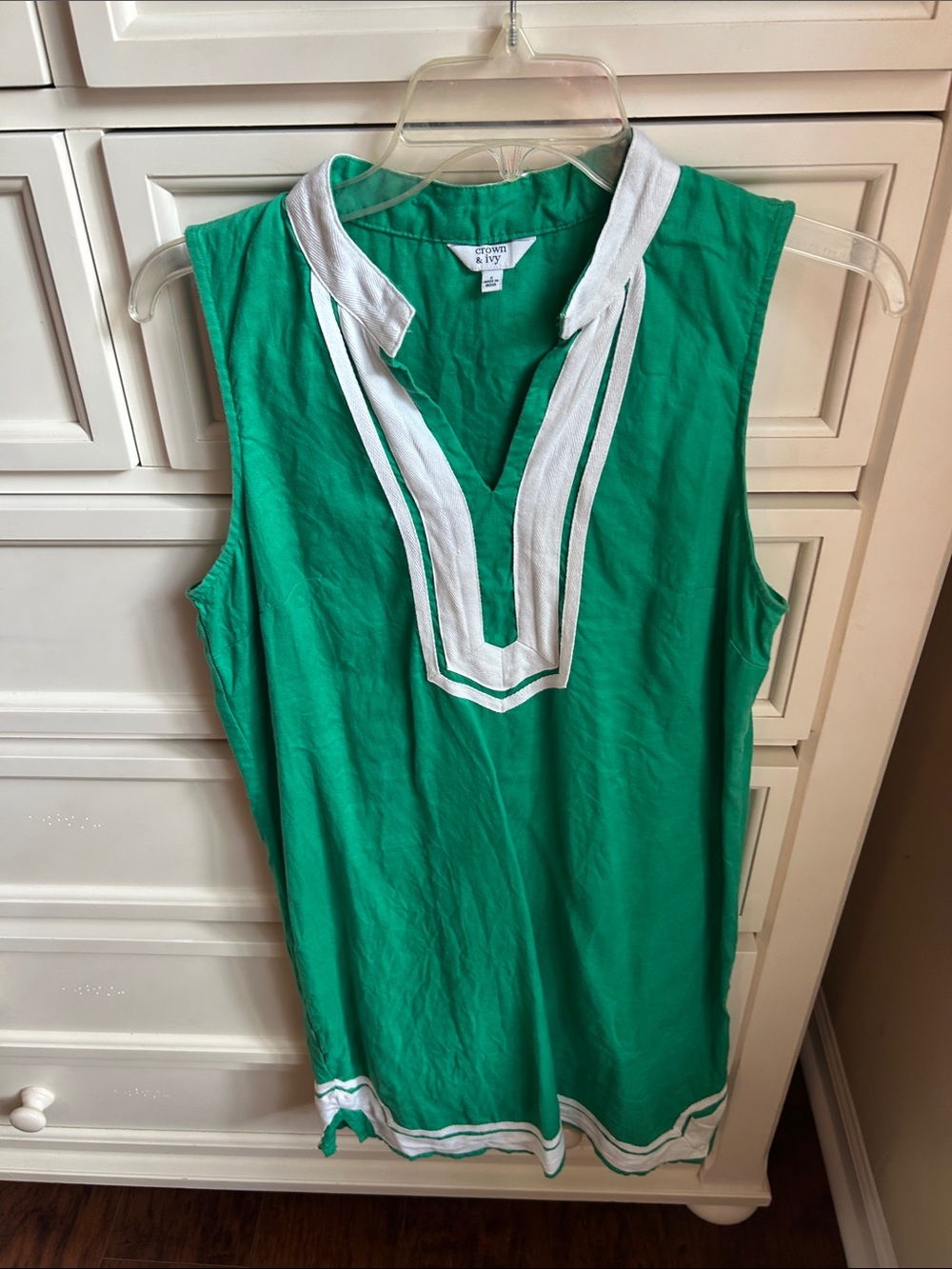 crown & ivy Green Sleeveless Tunic with White Trim